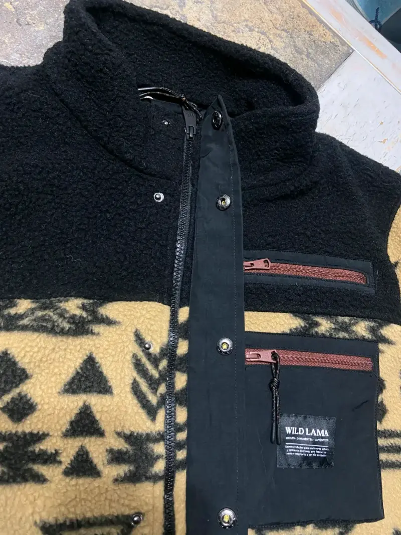 Chaqueta de lana polar Wild Lama con diseño tribal - 5