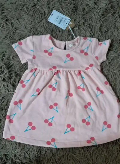 Vestido de bebé rosa con estampado de cerezas - miniatura 2