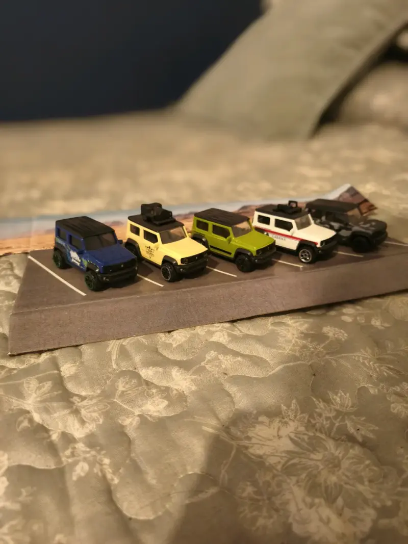 Set de autos de juguete + estructura para colgar - 1