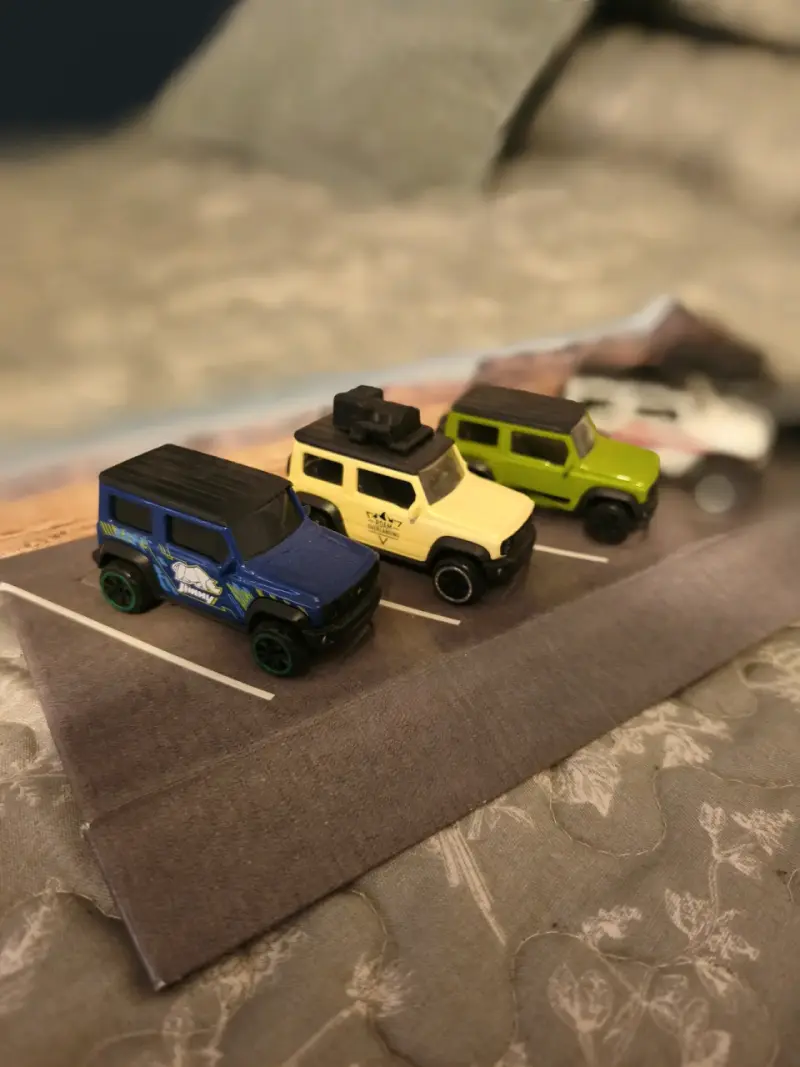 Set de autos de juguete + estructura para colgar - 2