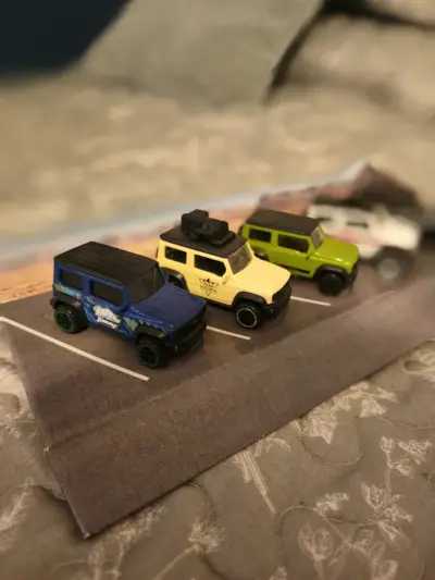 Set de autos de juguete + estructura para colgar - miniatura 2