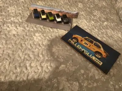 Set de autos de juguete + estructura para colgar - miniatura 4