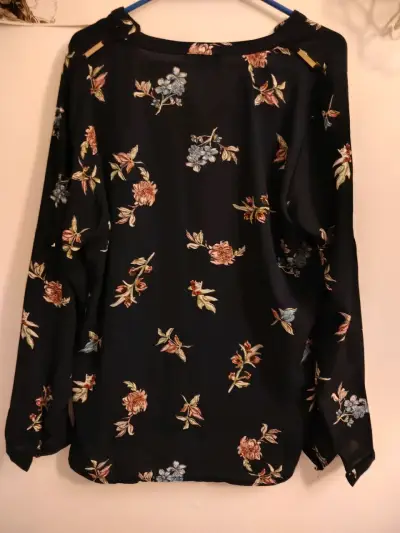 Blusa floral negra de manga larga Viaressa - miniatura 1