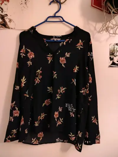 Blusa floral negra de manga larga Viaressa - miniatura 2