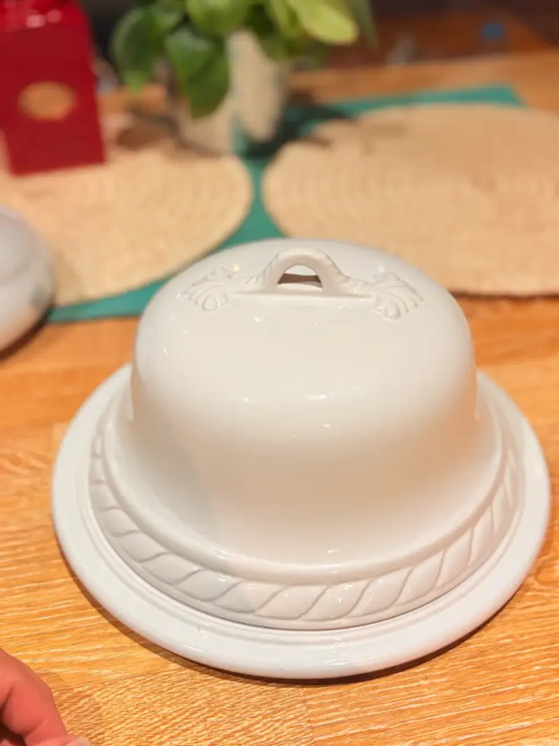 Quesera de cerámica blanca con tapa decorativa - 1