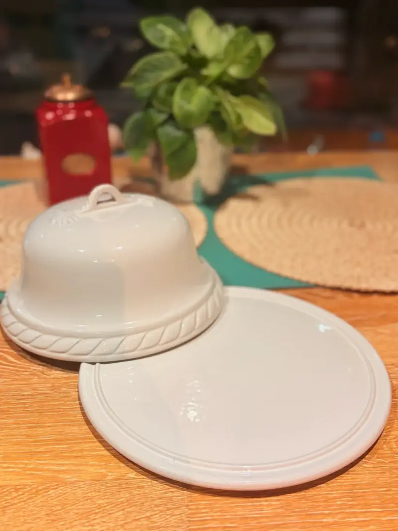 Quesera de cerámica blanca con tapa decorativa - 2