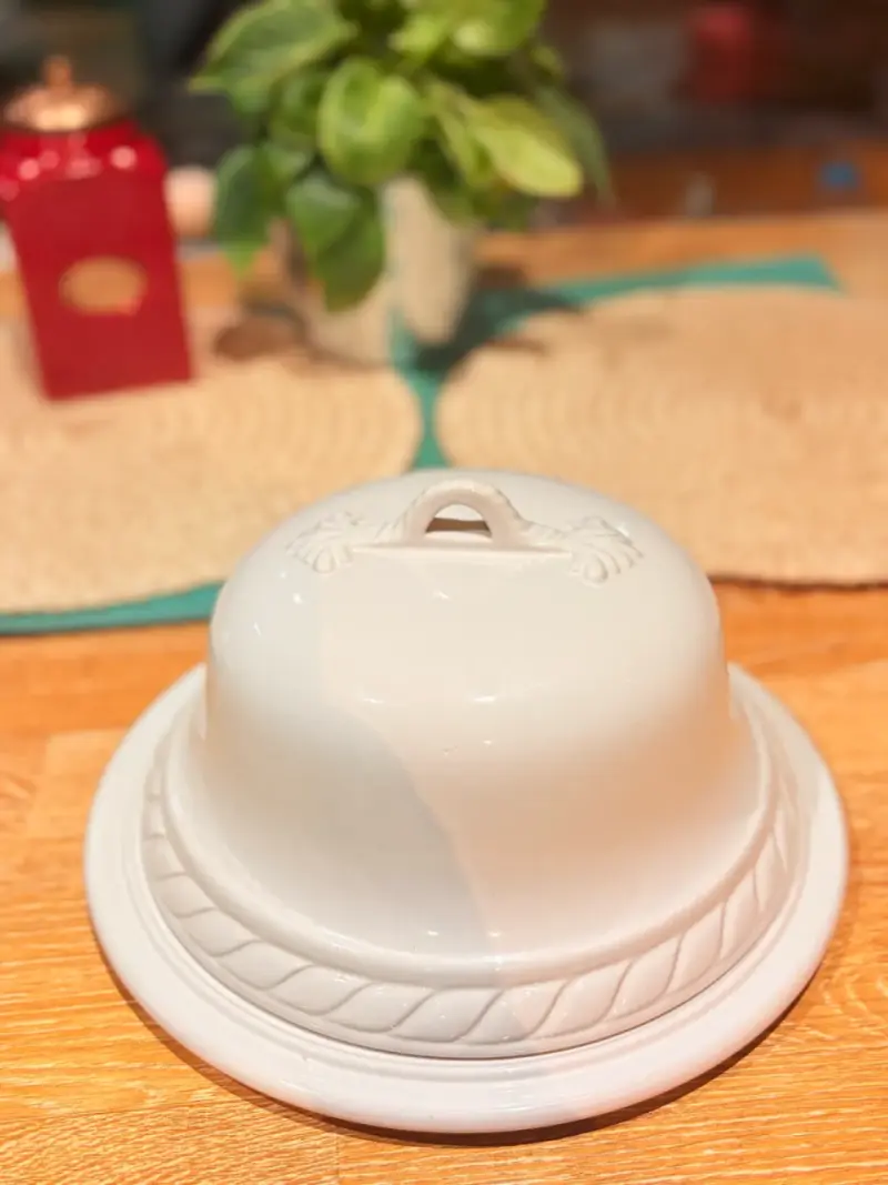 Quesera de cerámica blanca con tapa decorativa - 3