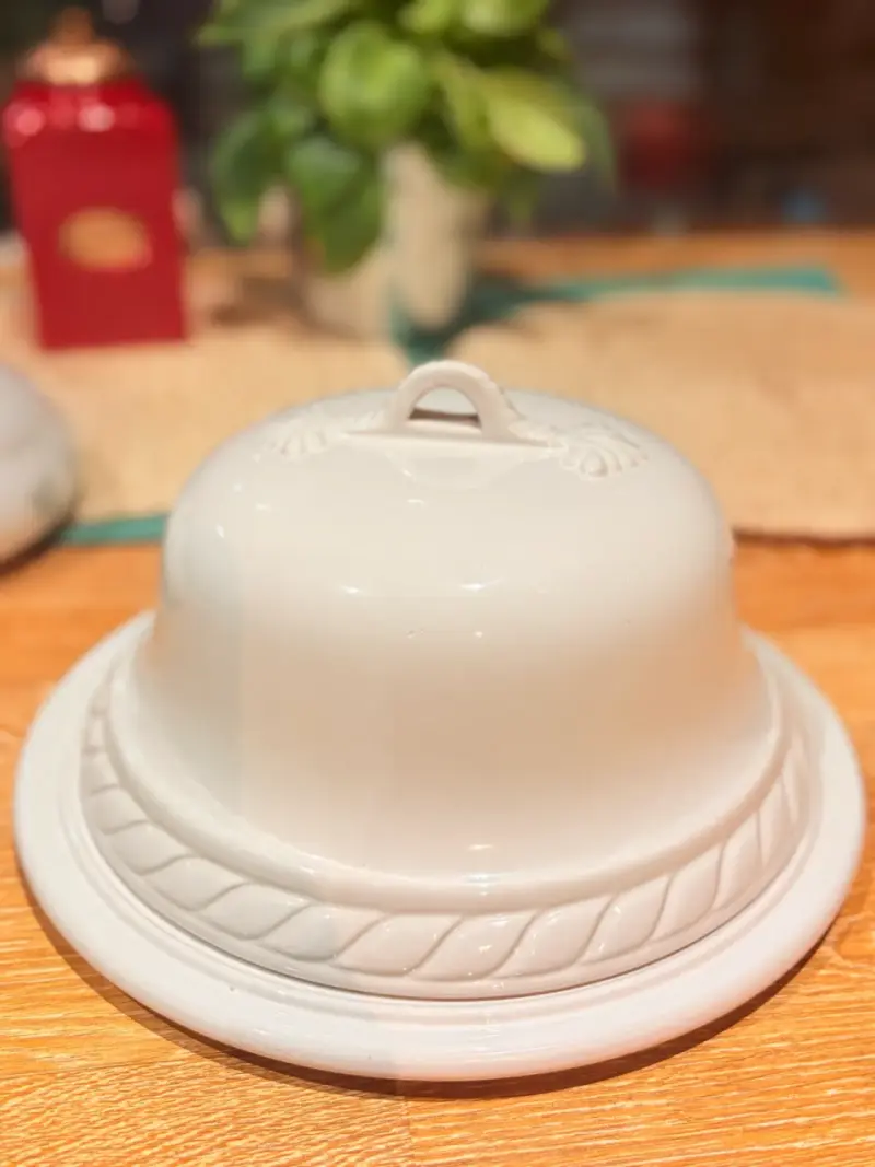 Quesera de cerámica blanca con tapa decorativa - 5
