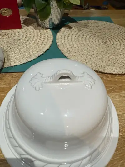 Quesera de cerámica blanca con tapa decorativa - miniatura 6