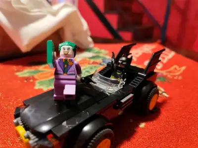 Lego Batimóvil de Batman y Joker - miniatura 1