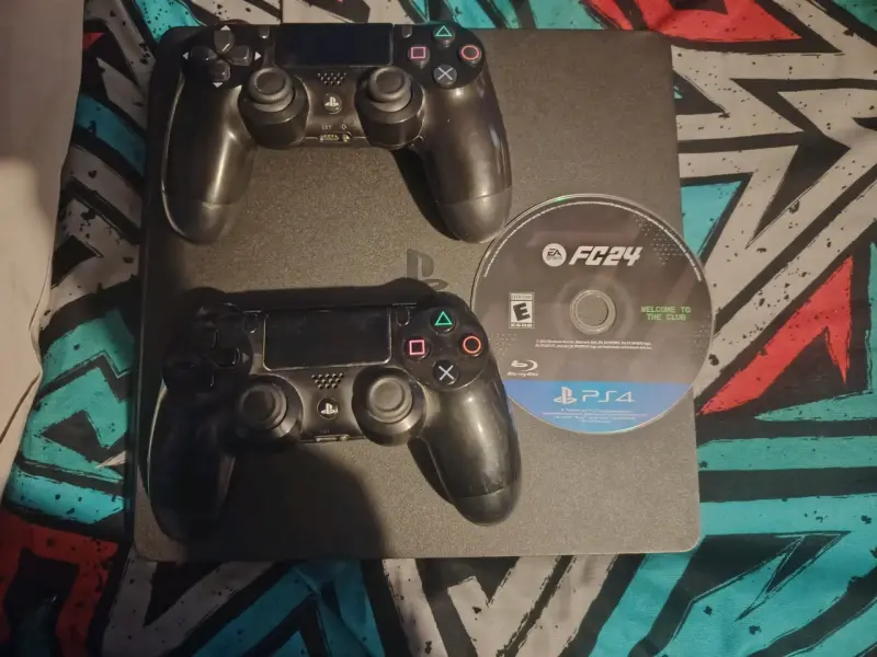 Playstation 4 buen estado con 2 controles y FC24 - 2