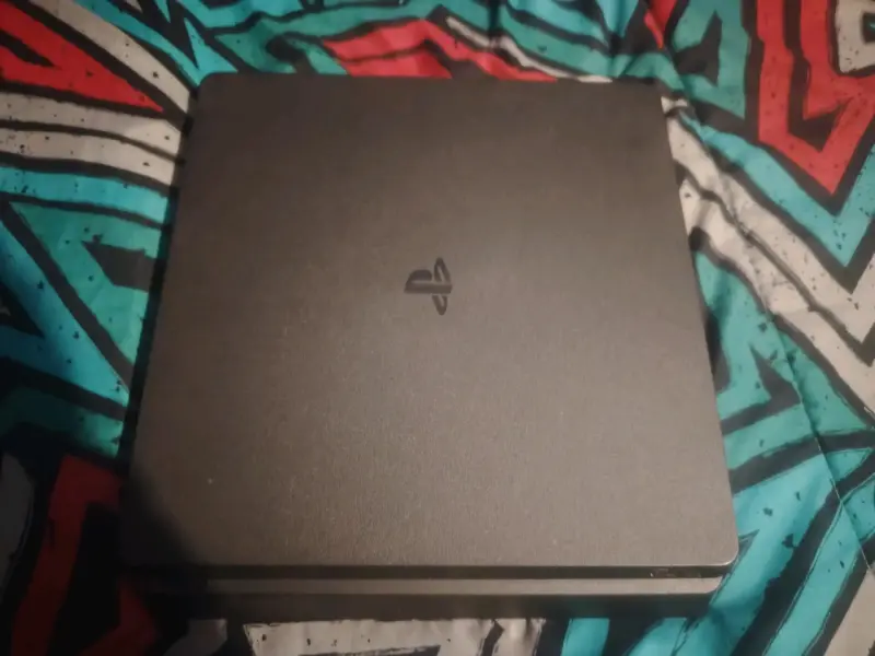 Playstation 4 buen estado con 2 controles y FC24 - 3