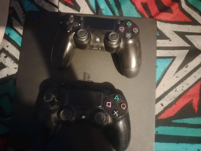 Playstation 4 buen estado con 2 controles y FC24 - 5