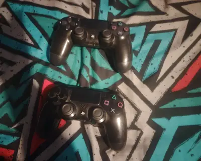 PlayStation 4 con dos controles y juego FC2 - miniatura 4