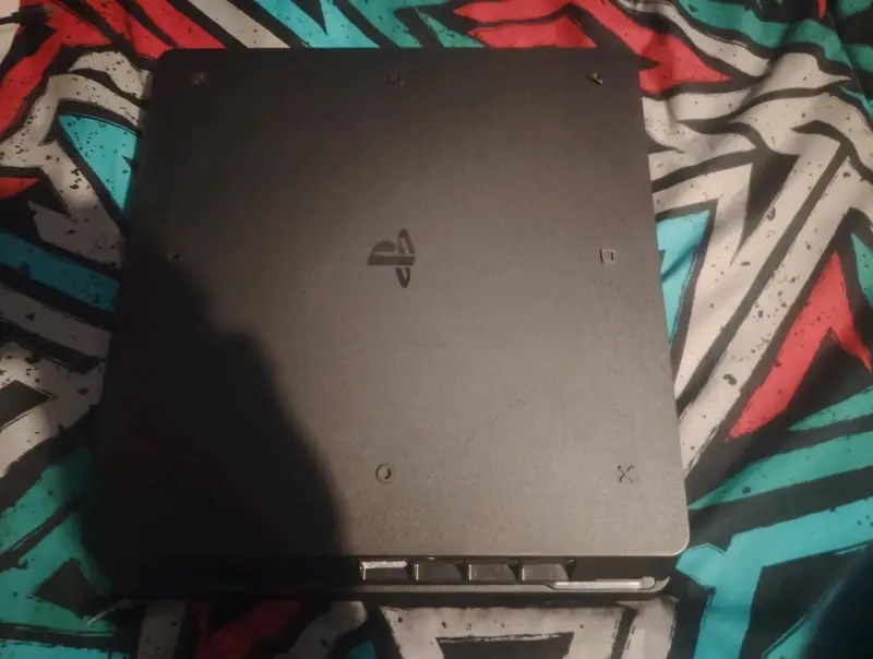 PlayStation 4 con dos controles y juego FC2 - 5