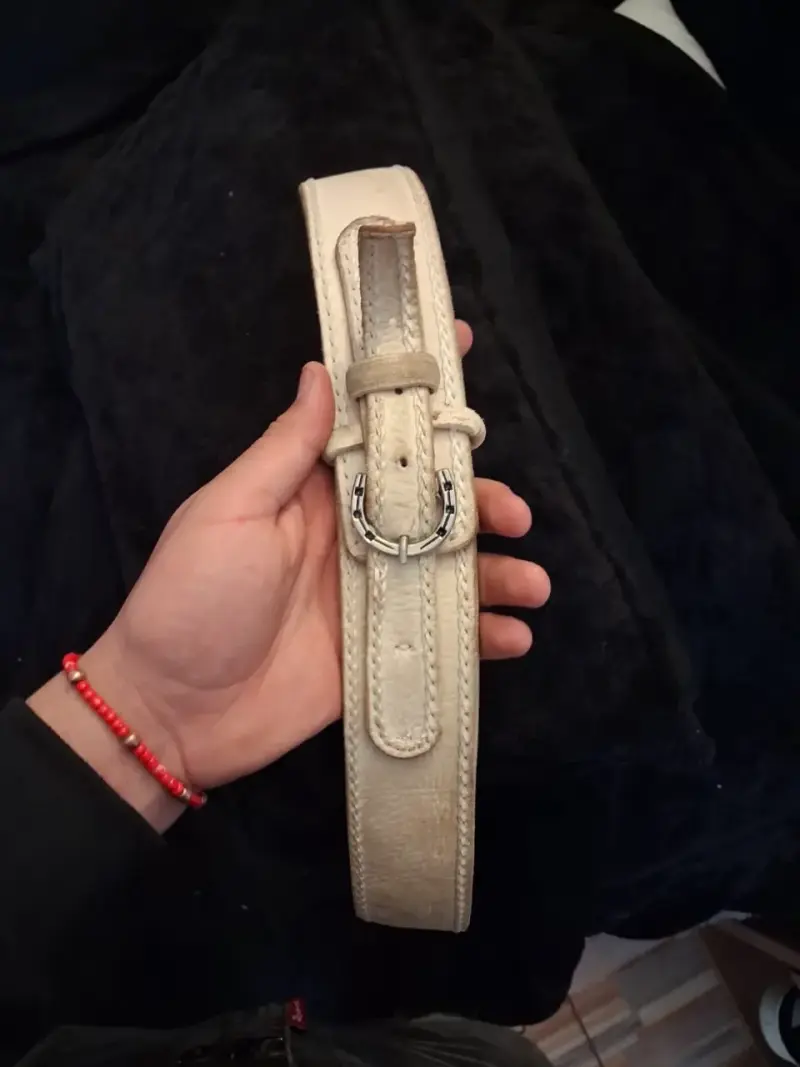 Cinturón de cuero beige con hebilla decorativa - 1