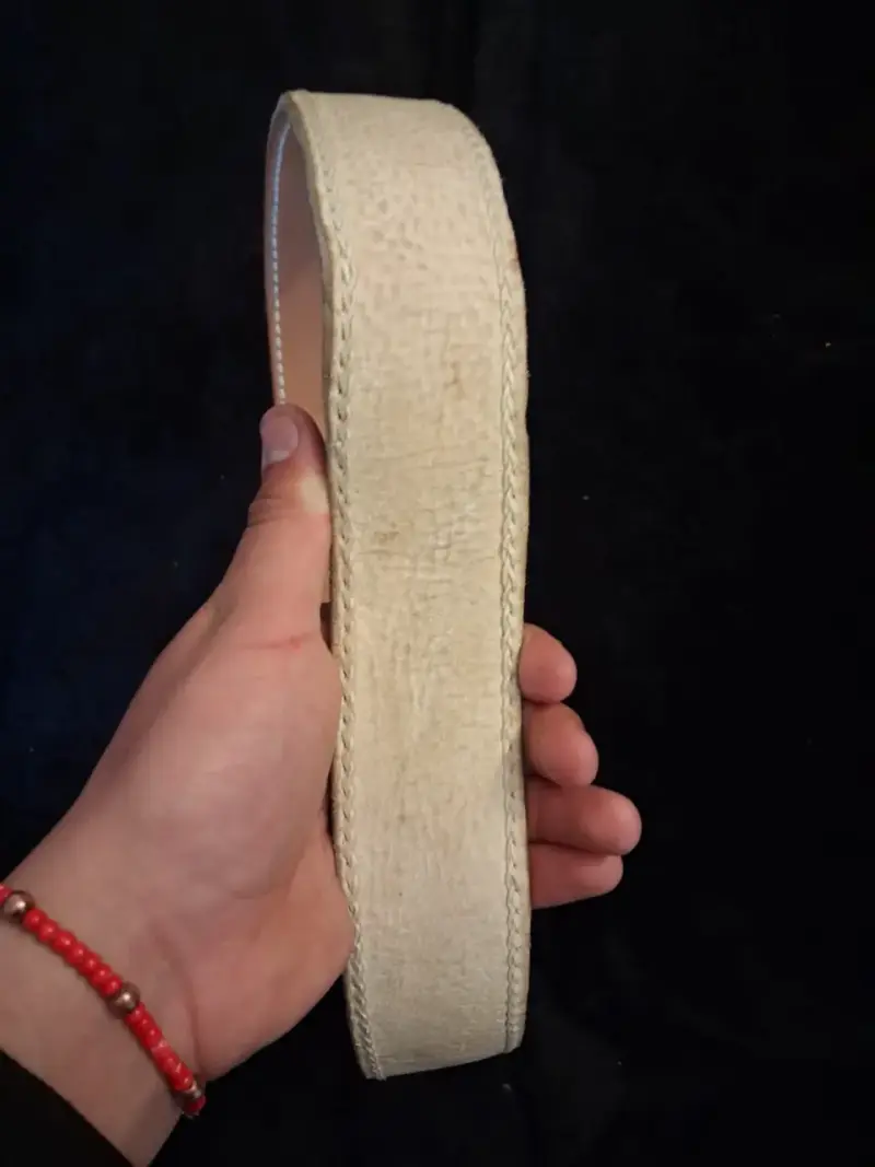 Cinturón de cuero beige con hebilla decorativa - 2