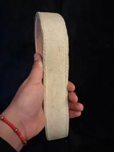 Cinturón de cuero beige con hebilla decorativa - miniatura 2