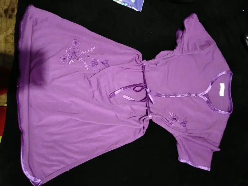 Bata maternal morada con bordado floral