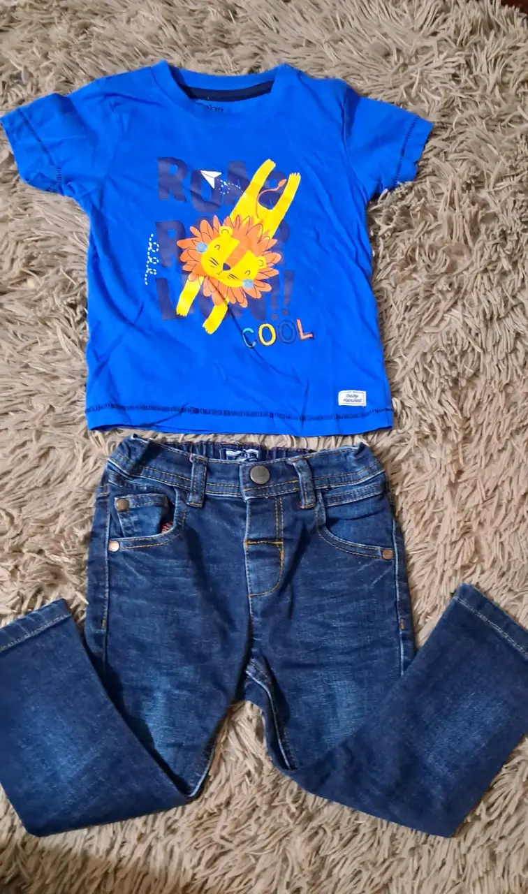 Conjunto de polera azul y jeans para niño