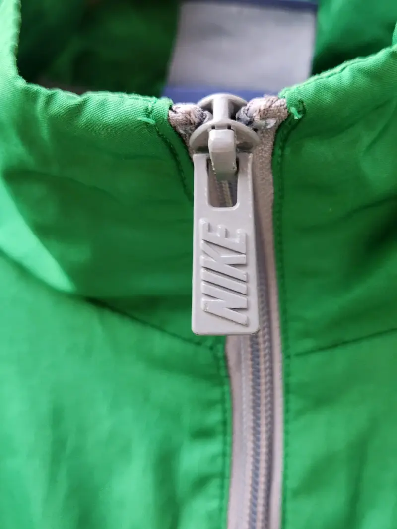 Chaqueta deportiva Nike verde y gris - 5