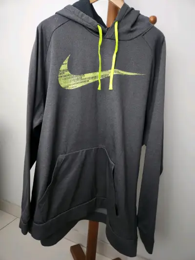 Polerón Nike Dri-Fit con capucha gris y logo amar - miniatura 1