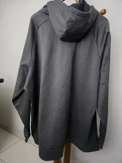 Polerón Nike Dri-Fit con capucha gris y logo amar - miniatura 2