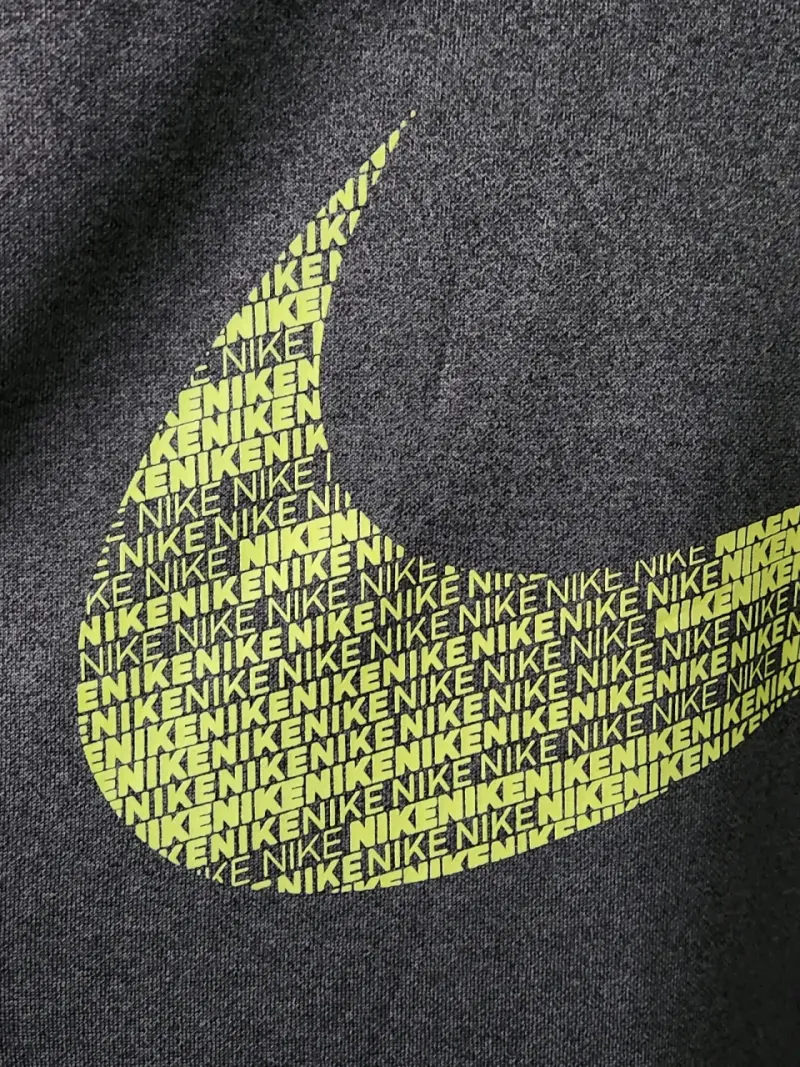 Polerón Nike Dri-Fit con capucha gris y logo amar - 3