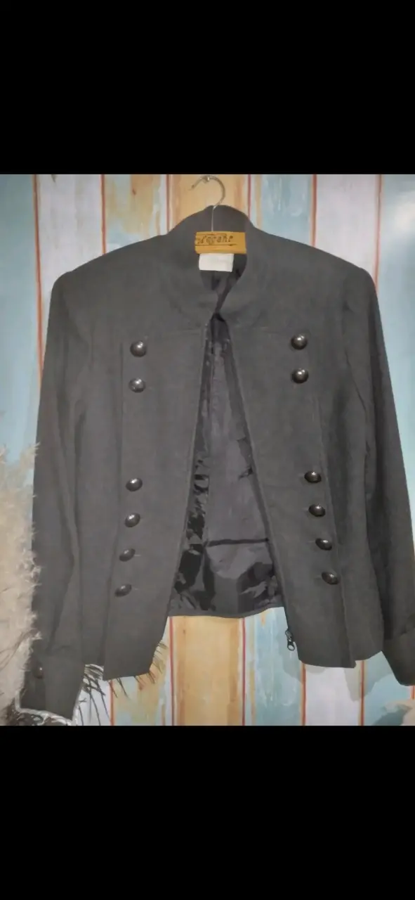 Chaqueta gris elegante con botones decorativos - 1