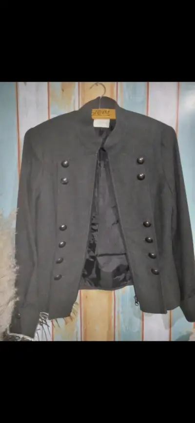 Chaqueta gris elegante con botones decorativos - miniatura 1