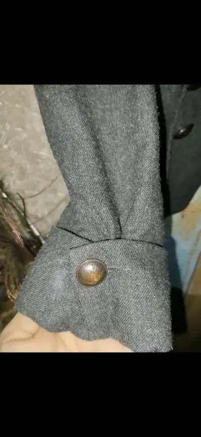 Chaqueta gris elegante con botones decorativos - miniatura 2