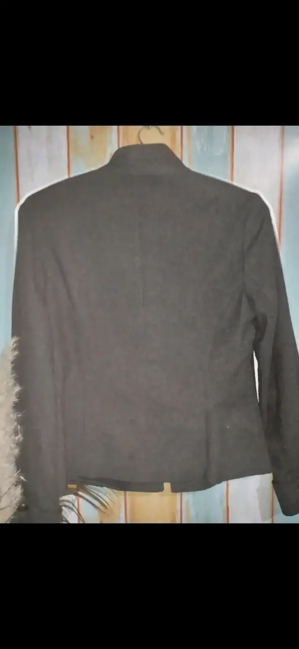 Chaqueta gris elegante con botones decorativos - 3