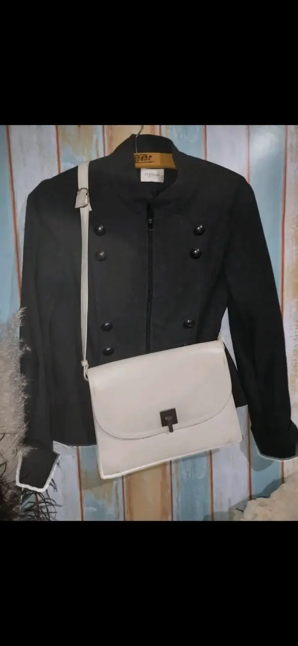 Chaqueta gris elegante con botones decorativos - 4