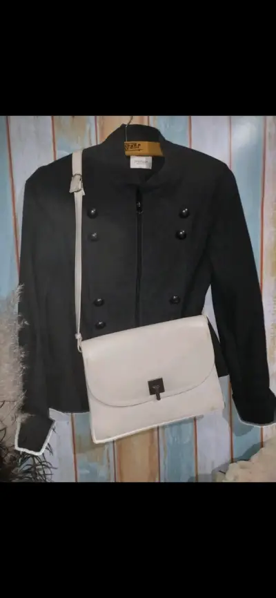 Chaqueta gris elegante con botones decorativos - miniatura 4