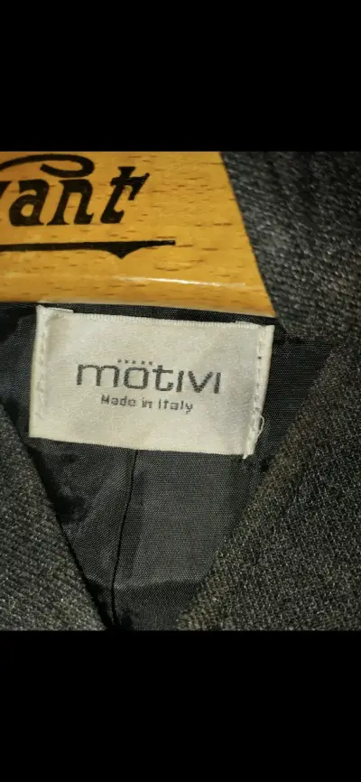 Chaqueta gris elegante con botones decorativos - miniatura 5