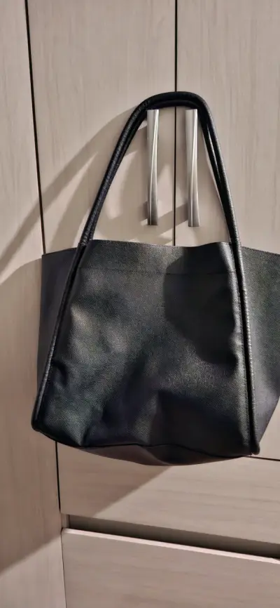 Bolso tote negro de cuero sintético - miniatura 1