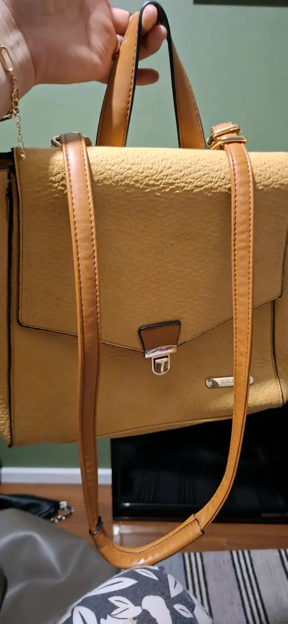Cartera de cuero amarilla con correas ajustables