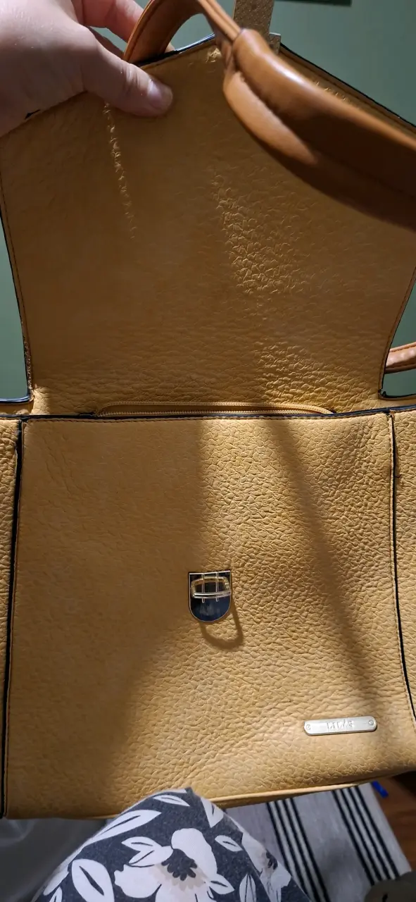 Cartera de cuero amarilla con correas ajustables - 3