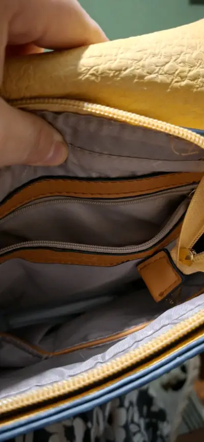 Cartera de cuero amarilla con correas ajustables - miniatura 4