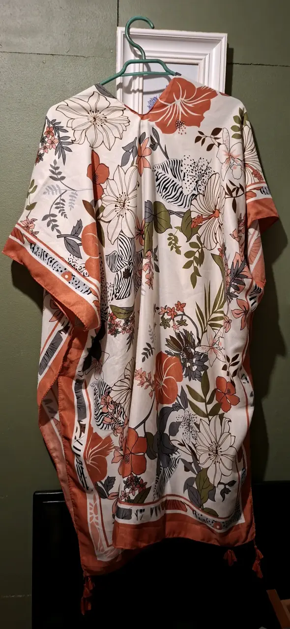 Kimono floral de mujer con diseño colorido