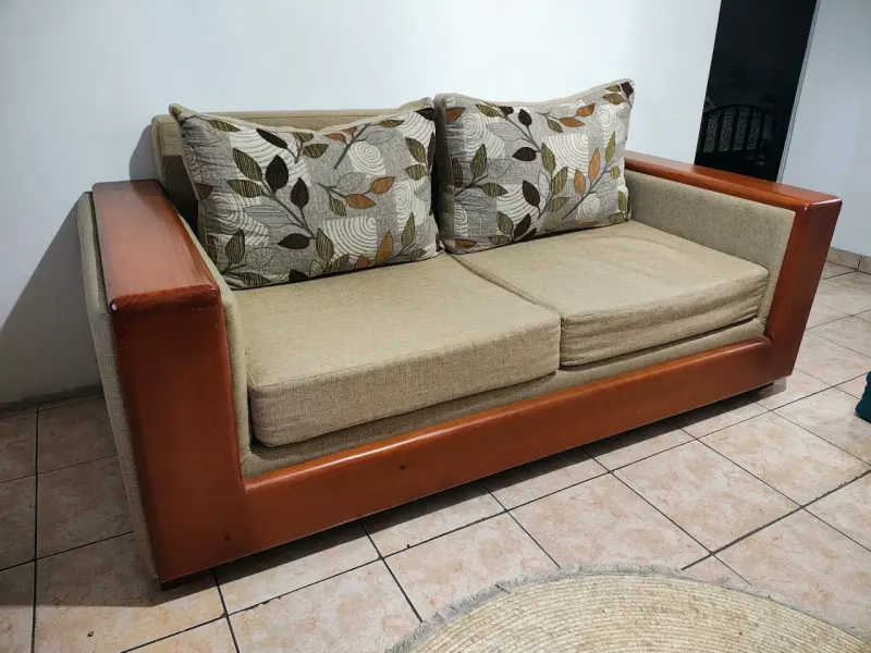 Sofá de madera con poltronas - 1