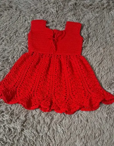 Vestido tejido a crochet rojo para niña - miniatura 2