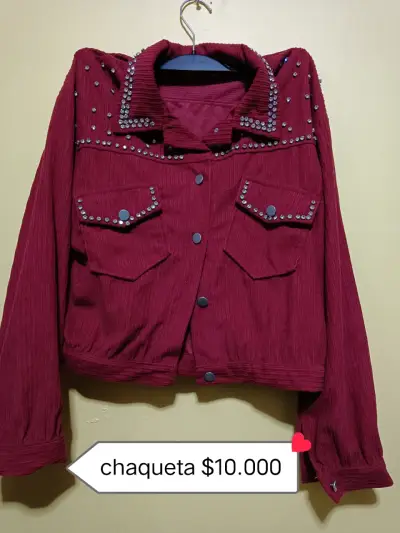 Chaqueta roja con tachas decorativas - miniatura 1