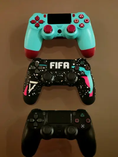 Joystick ps4 embalados con cable de carga incluido - miniatura 1