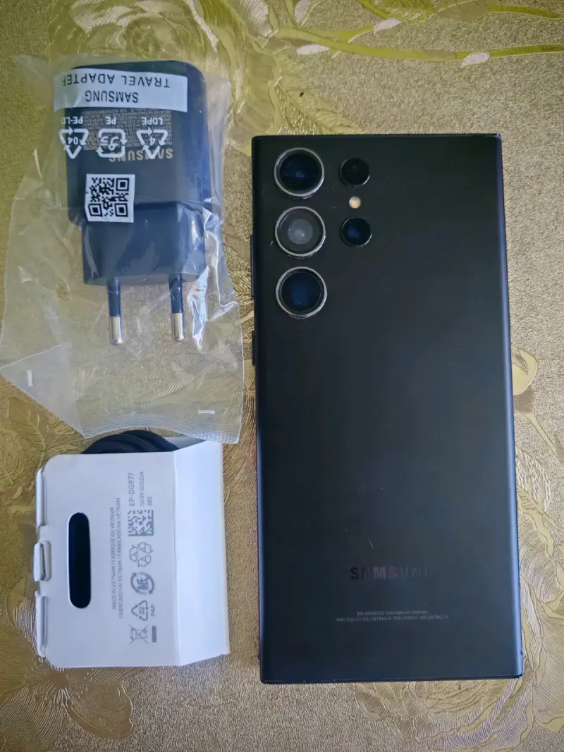Samsung Galaxy S23 Ultra con cargador original - 2