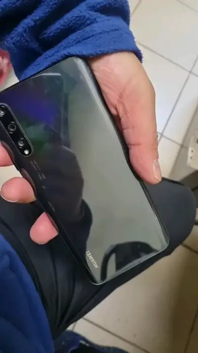 Smartphone Huawei con triple cámara trasera - miniatura 2