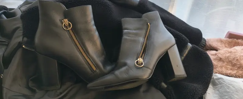 Botines de cuero negro Nine West con cierre dorado - 1