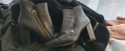 Botines de cuero negro Nine West con cierre dorado - miniatura 1