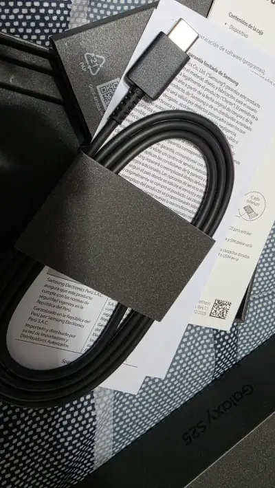 Smartphone Samsung Galaxy S25 con caja - miniatura 4