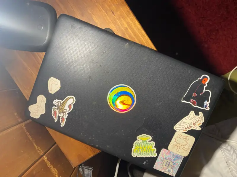Laptop HP con stickers decorativos - 1